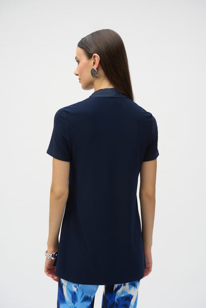 Haut droit en tricot soyeux avec foulard en satin, par Joseph Ribkoff #252100