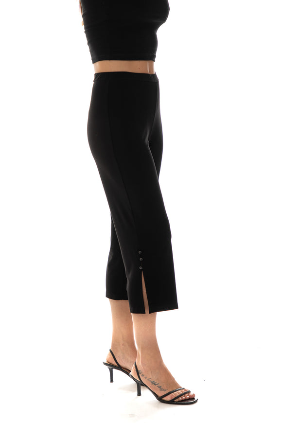 Slip-on capri, with side slits enhanced with 3 buttons, by Bali #4043