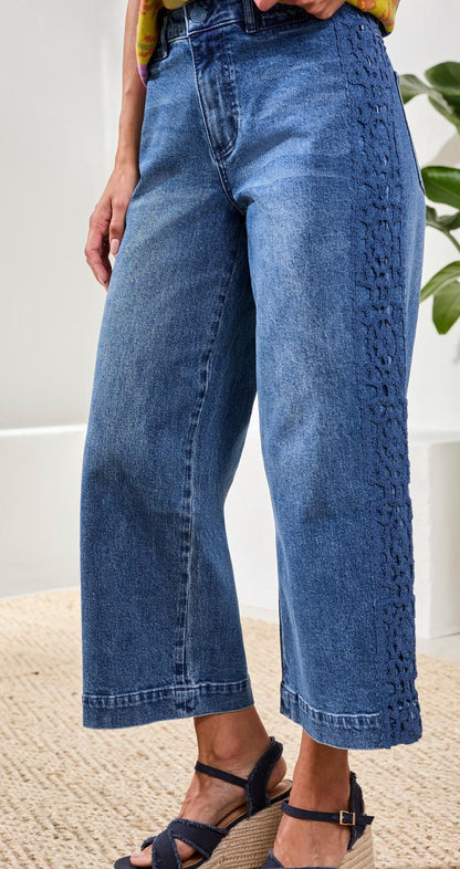 Jean Audrey en denim légèrement délavé avec détails crochet floraux – Tribal #6136O-5445