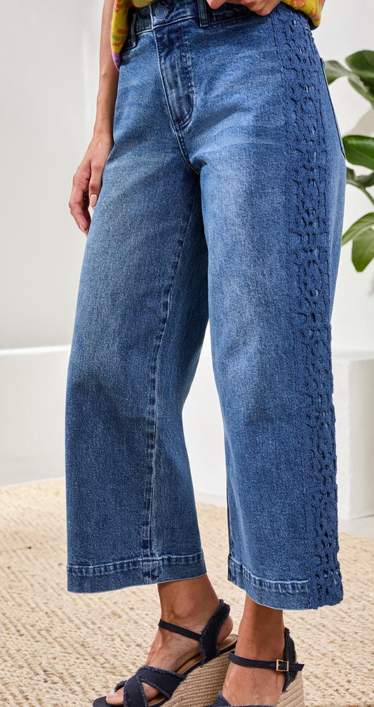 Jean Audrey en denim légèrement délavé avec détails crochet floraux – Tribal #6136O-5445