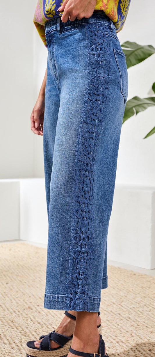 Jean Audrey en denim légèrement délavé avec détails crochet floraux – Tribal #6136O-5445