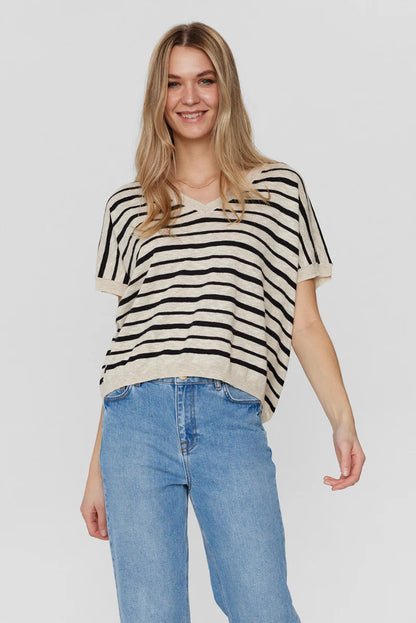 Chandail beige à rayures noires, manches courtes, col V, par NÜMPH #704064