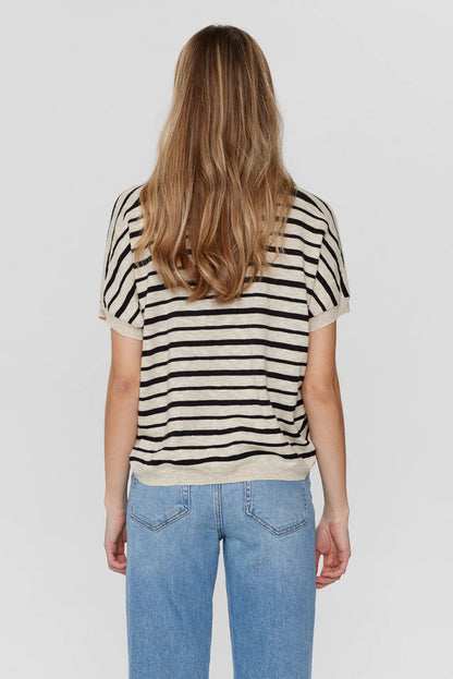 Chandail beige à rayures noires, manches courtes, col V, par NÜMPH #704064