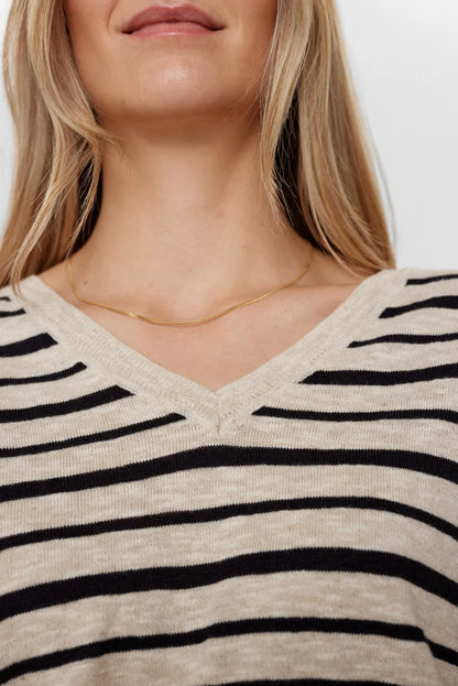 Chandail beige à rayures noires, manches courtes, col V, par NÜMPH #704064