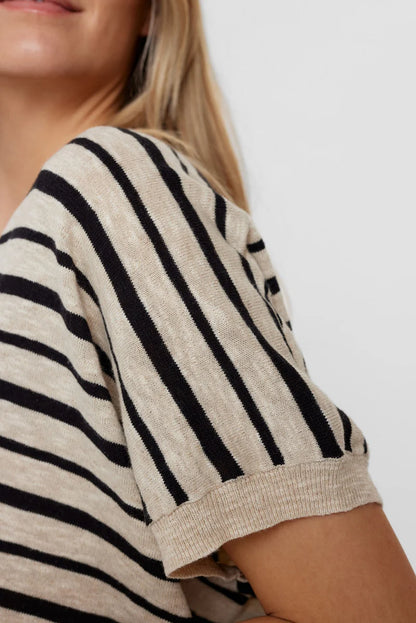 Chandail beige à rayures noires, manches courtes, col V, par NÜMPH #704064