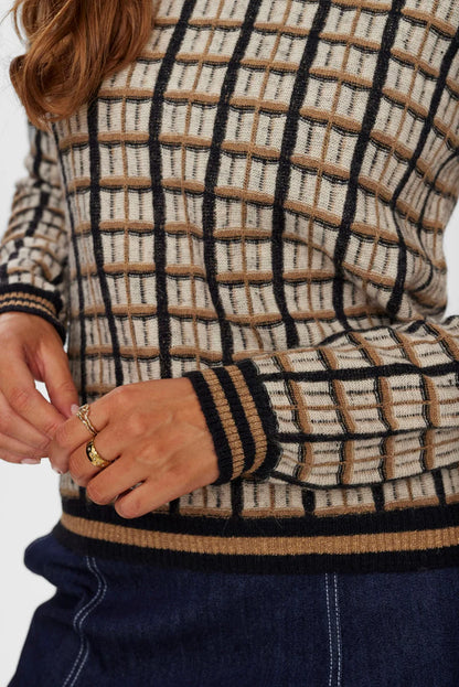 Checkered sweater with round neck and solid-color cuffs, by Nũmph #704711