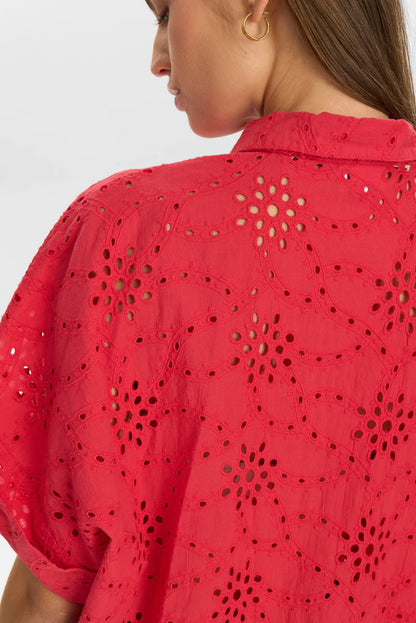 Chemisier à manches courtes, motifs troués dans le tissu, par NÜMPH #705410