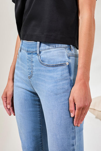 Capri Audrey in regular slim-fit denim with side slits – Tribal #7674O-5100