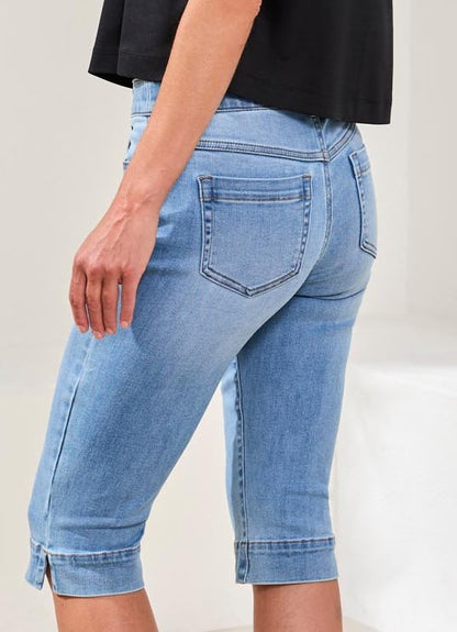 Capri Audrey in regular slim-fit denim with side slits – Tribal #7674O-5100
