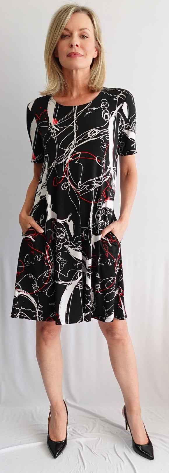 Short-sleeved trapeze dress, with white and red grafitti patterns, by SOFT WORKS #97217