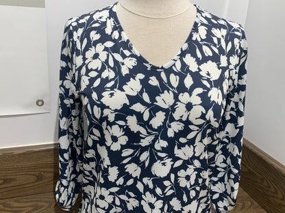 White abstract pattern V-neck top by Dévia #S408T