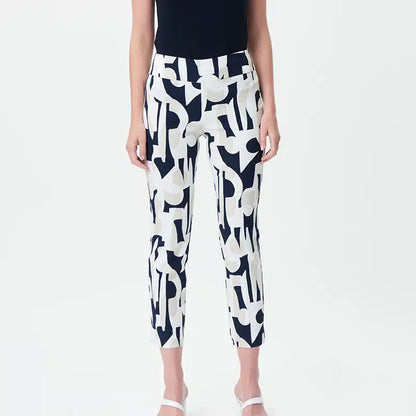 Vous allez adorer le pantalon modèle 232056 de Joseph Ribkoff, qui offre un mélange parfait de style et de confort. Avec son impression vanille, noir et beige, ce pantalon ajoutera une touche de sophistication à votre garde-robe.