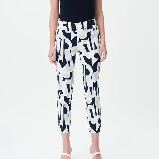 Vous allez adorer le pantalon modèle 232056 de Joseph Ribkoff, qui offre un mélange parfait de style et de confort. Avec son impression vanille, noir et beige, ce pantalon ajoutera une touche de sophistication à votre garde-robe.