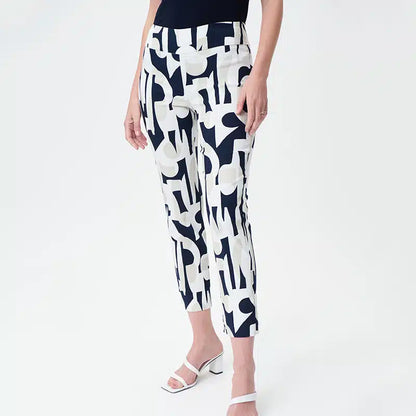 Vous allez adorer le pantalon modèle 232056 de Joseph Ribkoff, qui offre un mélange parfait de style et de confort. Avec son impression vanille, noir et beige, ce pantalon ajoutera une touche de sophistication à votre garde-robe.