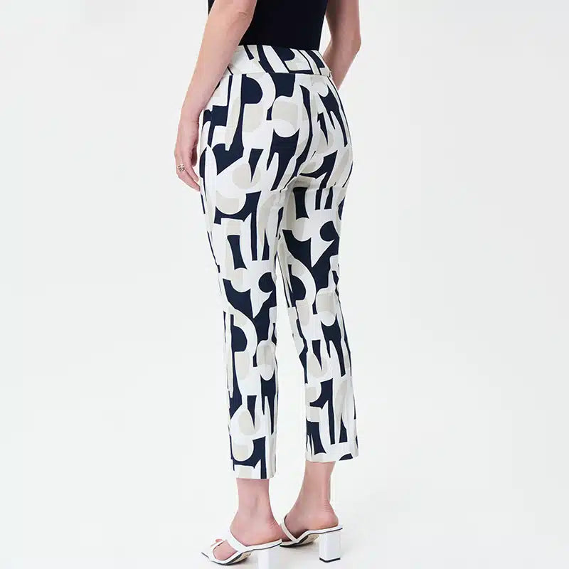 Vous allez adorer le pantalon modèle 232056 de Joseph Ribkoff, qui offre un mélange parfait de style et de confort. Avec son impression vanille, noir et beige, ce pantalon ajoutera une touche de sophistication à votre garde-robe.