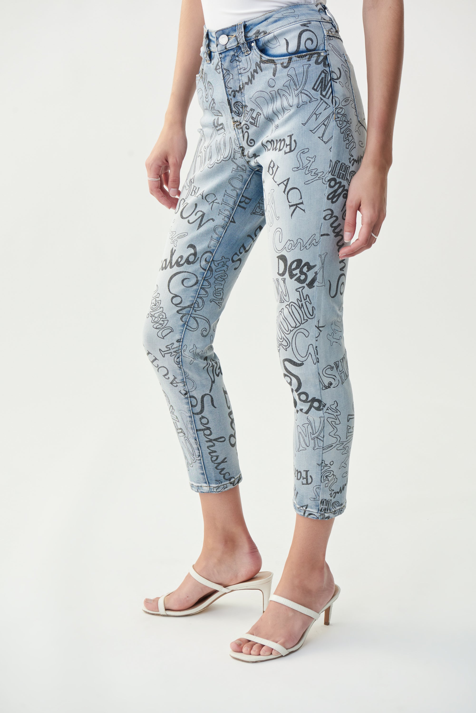 On monte d'un cran avec ces superbes jeans. Magnifique tissu avant-gardiste, il saura faire détourner les têtes lors de vos soirées. Ce pantalon contient du REPREVE, une fibre innovante qui est fabriquée a partir de bouteilles en plastique recyclée pour compenser l'utilisation de pétrole. Conçu par Joseph Ribkoff.