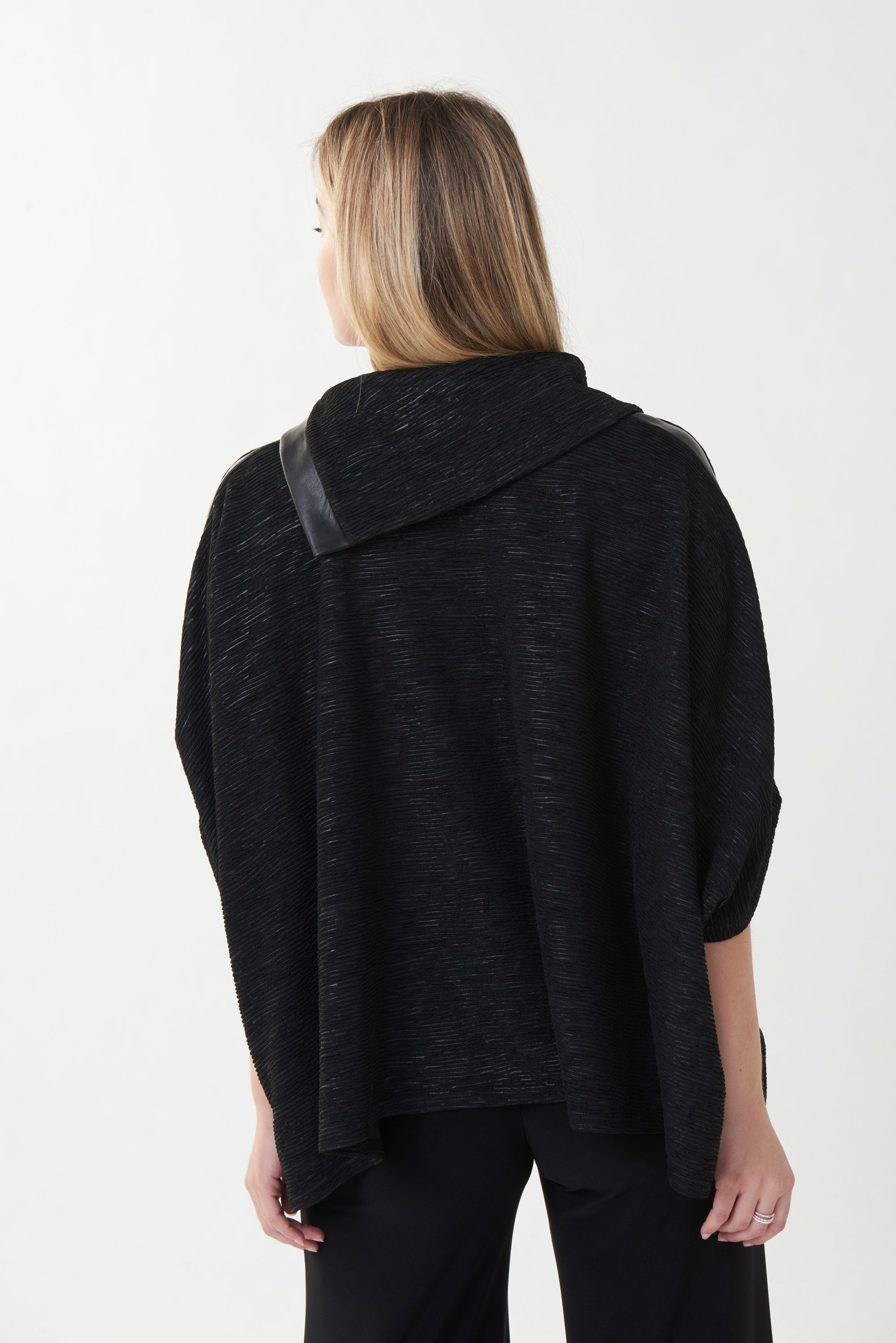 CHANDAIL AMPLE,STYLE TUNIQUE, AVEC TELLEMENT DE STYLE QUE TOUT LE MONDE VOUS DEMANDERONT OU VOUS L AVEZ ACHETÉ! AVEC SON COL A 3 BOUTONS,LE CUIR AUX ÉPAULES ET AUX BRAS,QUI SE TERMINE AUX COUDES, VOUS SEREZ CONFORTABLE EN TOUTE SAISON..FABRIQUÉ PAR JOSEPH RIBKOFF