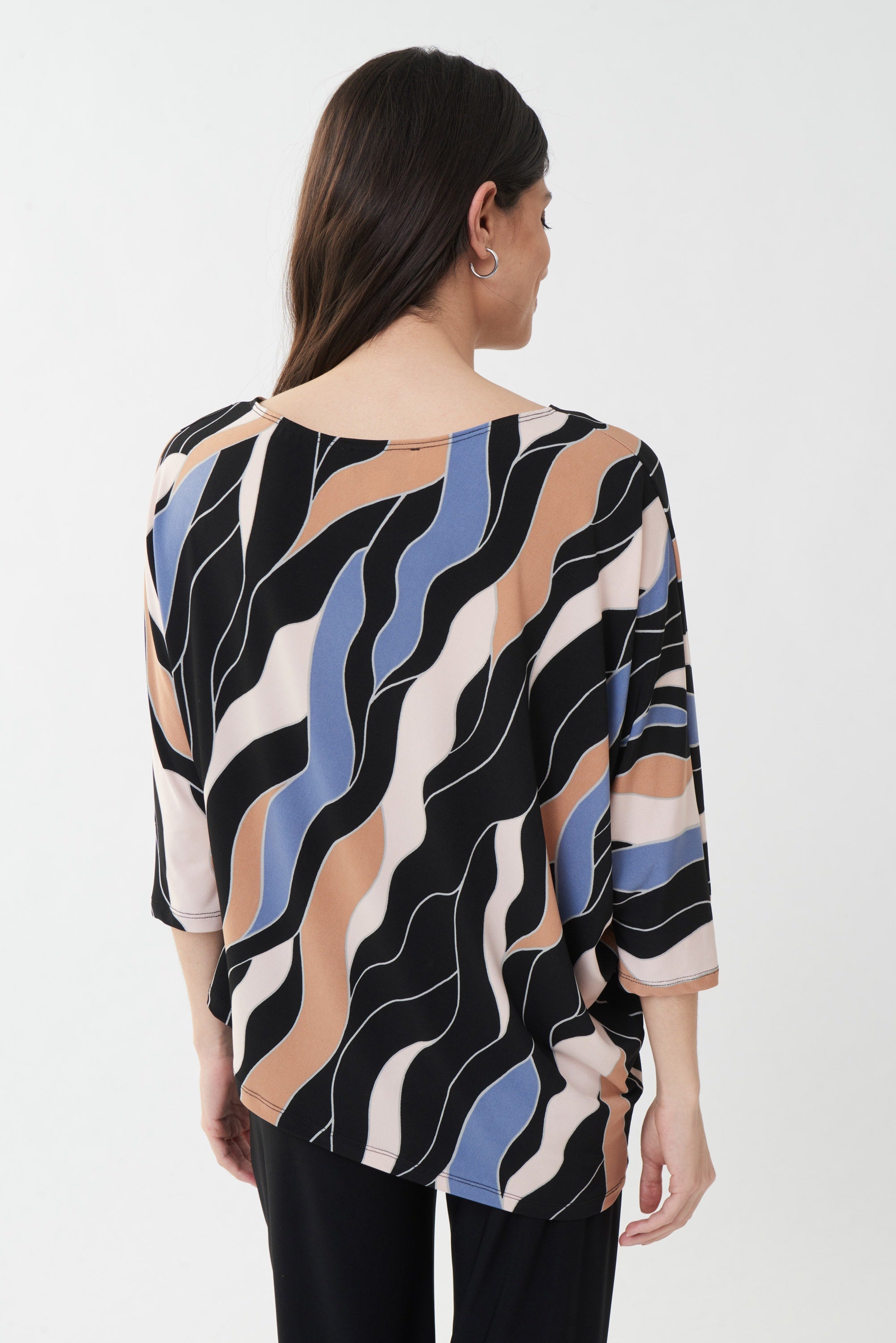 MAGNIFIQUE CHANDAIL AUX COULEUR DOUCE DE BLEU POUDRE,BEIGE BLANC ET DE NOIR...A PORTER AVEC UN MAGNIFIQUE PANTALON OU UNE JUPE NOIR..FABRIQUÉ AU CANADA PAR JOSEPH RIBKOFF