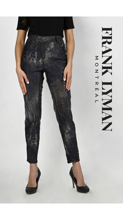 SUPERBE JEANS FRANK LYMAN ,DANS LES TONS DE NOIR,BEIGE ET BRUN.IMPRIMÉ STYLE REPTILE. CE JEANS EST RÉVERSIBLE EN NOIR, CE QUI EN FAIT 2 PANTALONS POUR LE PRIX DE 1!! SON CONFORT ABSOLUT EN FAIT LE JEANS PRÉFÉRÉ DES FEMMES...