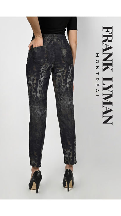 SUPERBE JEANS FRANK LYMAN ,DANS LES TONS DE NOIR,BEIGE ET BRUN.IMPRIMÉ STYLE REPTILE. CE JEANS EST RÉVERSIBLE EN NOIR, CE QUI EN FAIT 2 PANTALONS POUR LE PRIX DE 1!! SON CONFORT ABSOLUT EN FAIT LE JEANS PRÉFÉRÉ DES FEMMES...