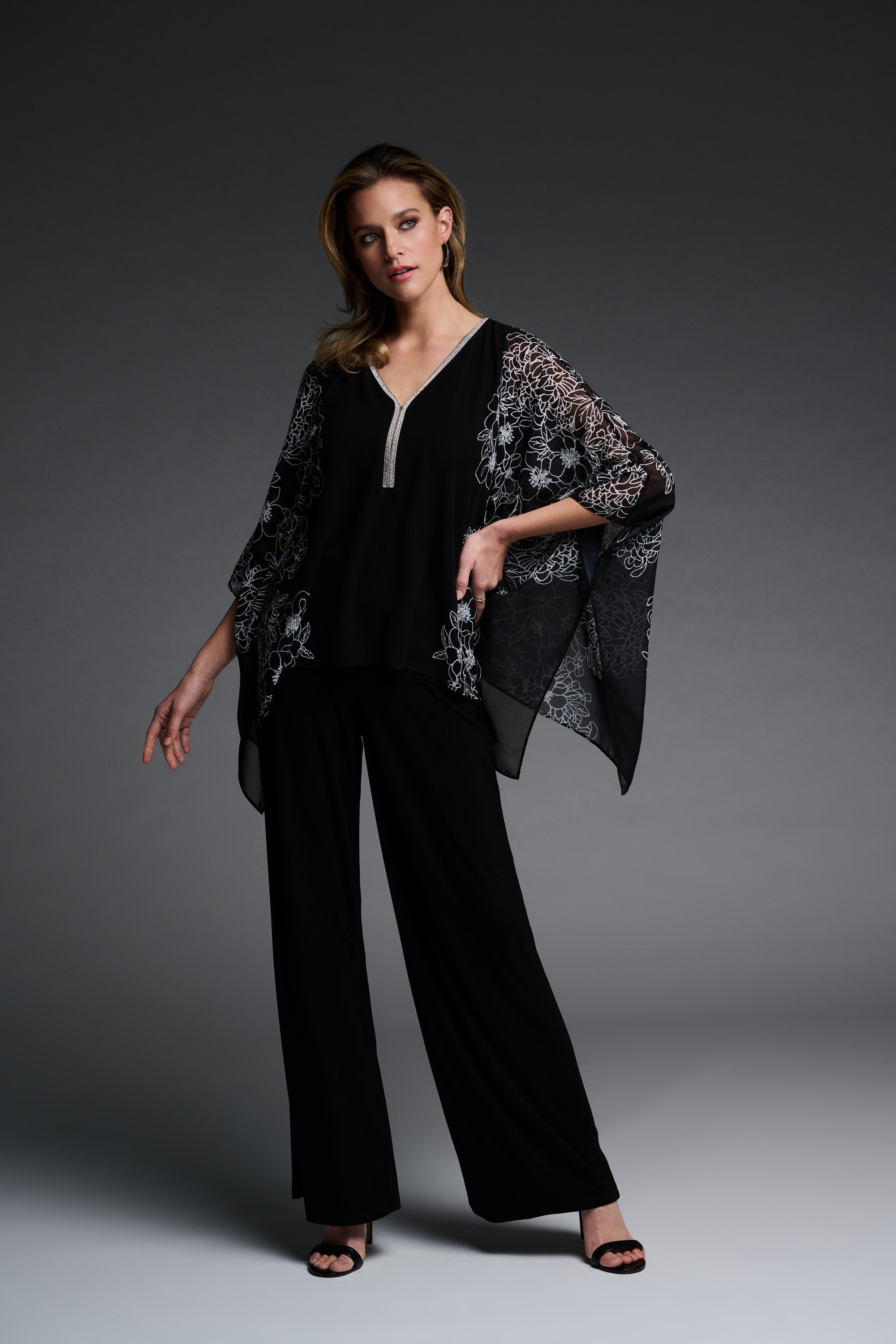MAGNIFIQUE HAUT DE LA COLLECTION '' SIGNATURE'' DE JOSEPH RIBKOFF.. SE PORTE AVEC UN PANTALON,UN PALAZZO OU UNE BELLE JUPE..SES BRAS PLUS AMPLE ET SA COUPE PARDONNE TOUTES LES RONDEURS QUE L' ON VEUX CACHER. COL EN ''V'' AVEC BRILLANT POUR UN EFFET PLUS CHIC..DANS LES TONS DE NOIR ET DE BLANC POUR UN SUPERBE LOOK CLASSIQUE.