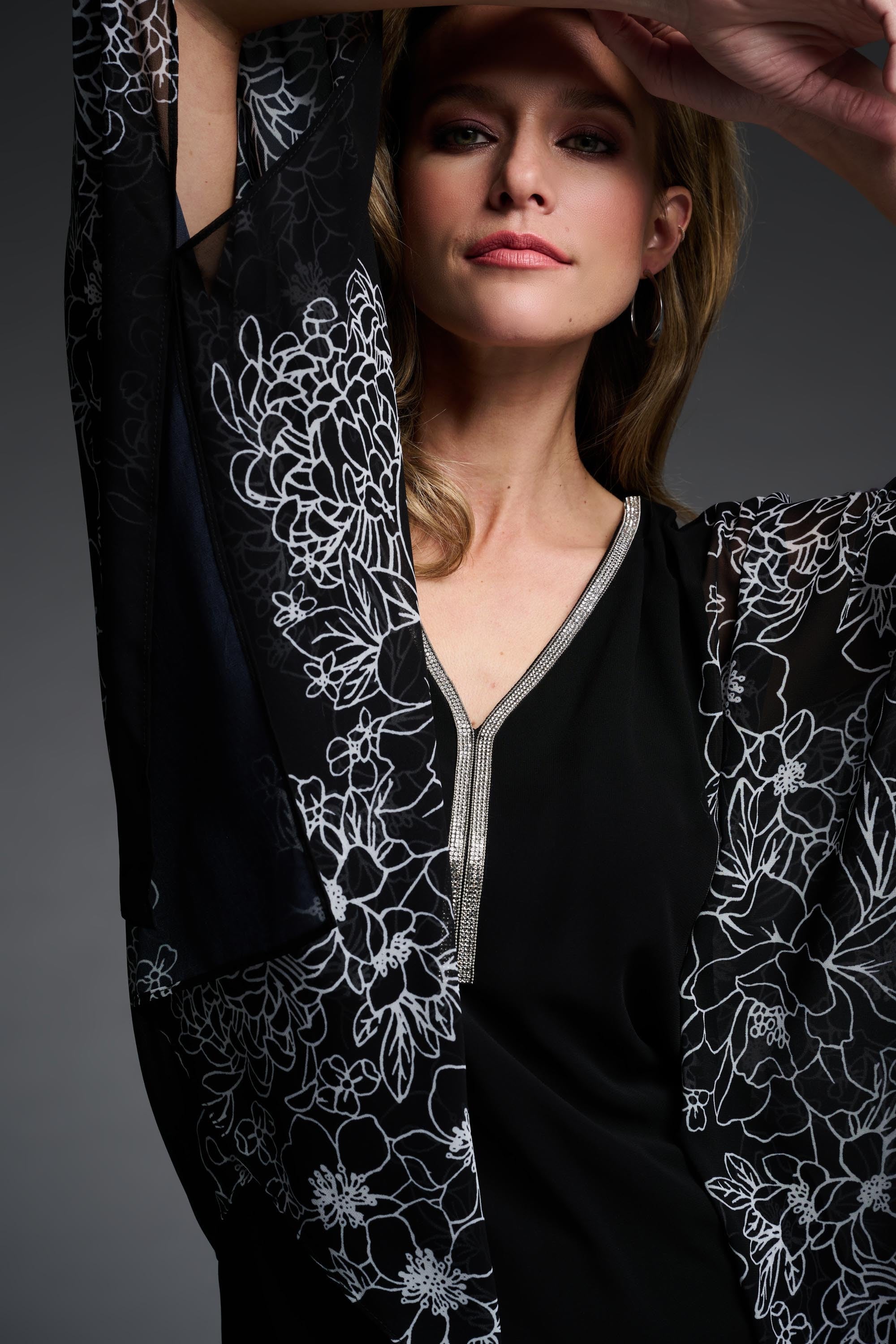 MAGNIFIQUE HAUT DE LA COLLECTION '' SIGNATURE'' DE JOSEPH RIBKOFF.. SE PORTE AVEC UN PANTALON,UN PALAZZO OU UNE BELLE JUPE..SES BRAS PLUS AMPLE ET SA COUPE PARDONNE TOUTES LES RONDEURS QUE L' ON VEUX CACHER. COL EN ''V'' AVEC BRILLANT POUR UN EFFET PLUS CHIC..DANS LES TONS DE NOIR ET DE BLANC POUR UN SUPERBE LOOK CLASSIQUE.