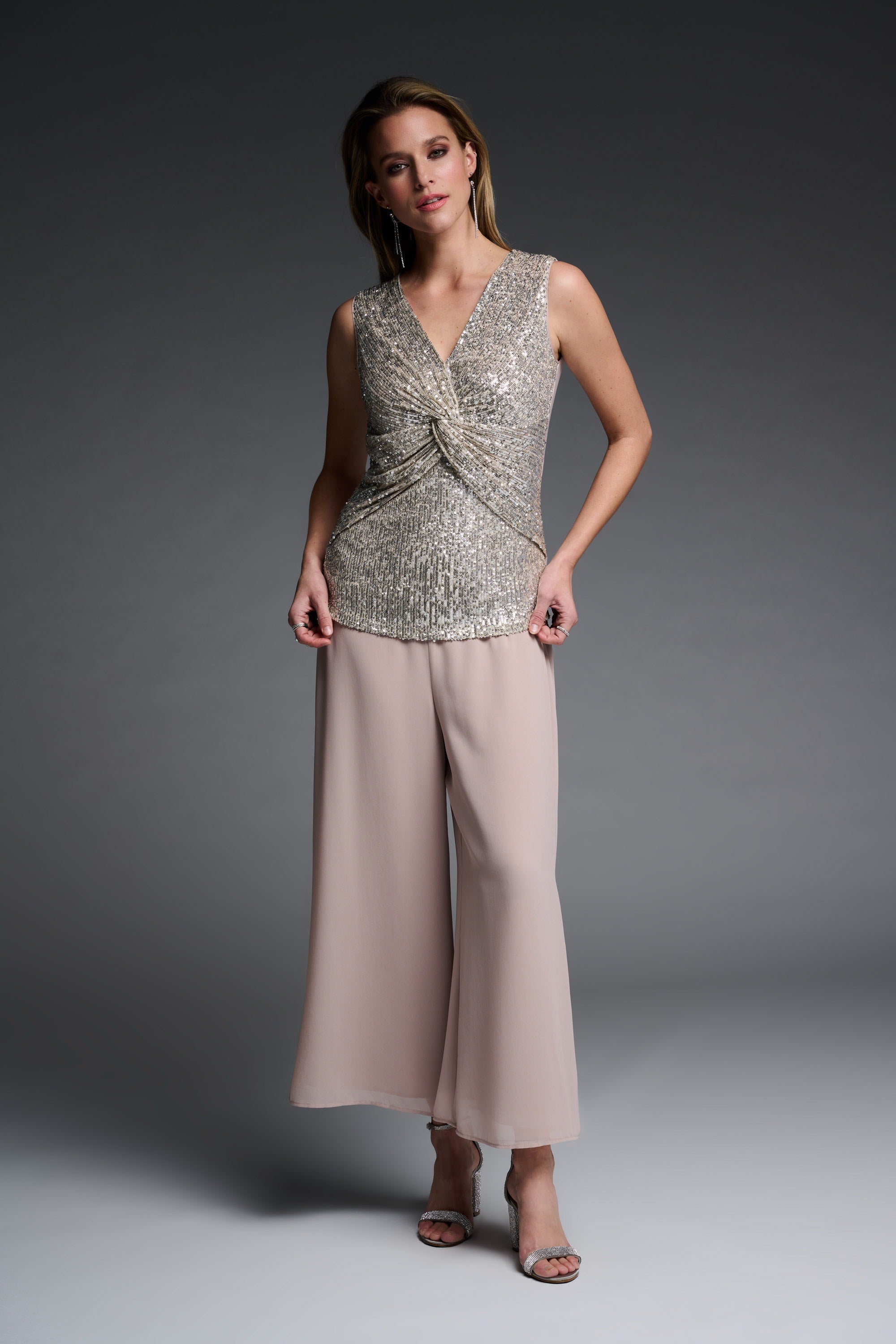 Magnifique camisole a Payette...parfait pour les soirées chics, noces ou même pour vos partys! peux se porter autant avec un pantalon chic, un palazzo ou un jeans..Signé Joseph Ribkoff