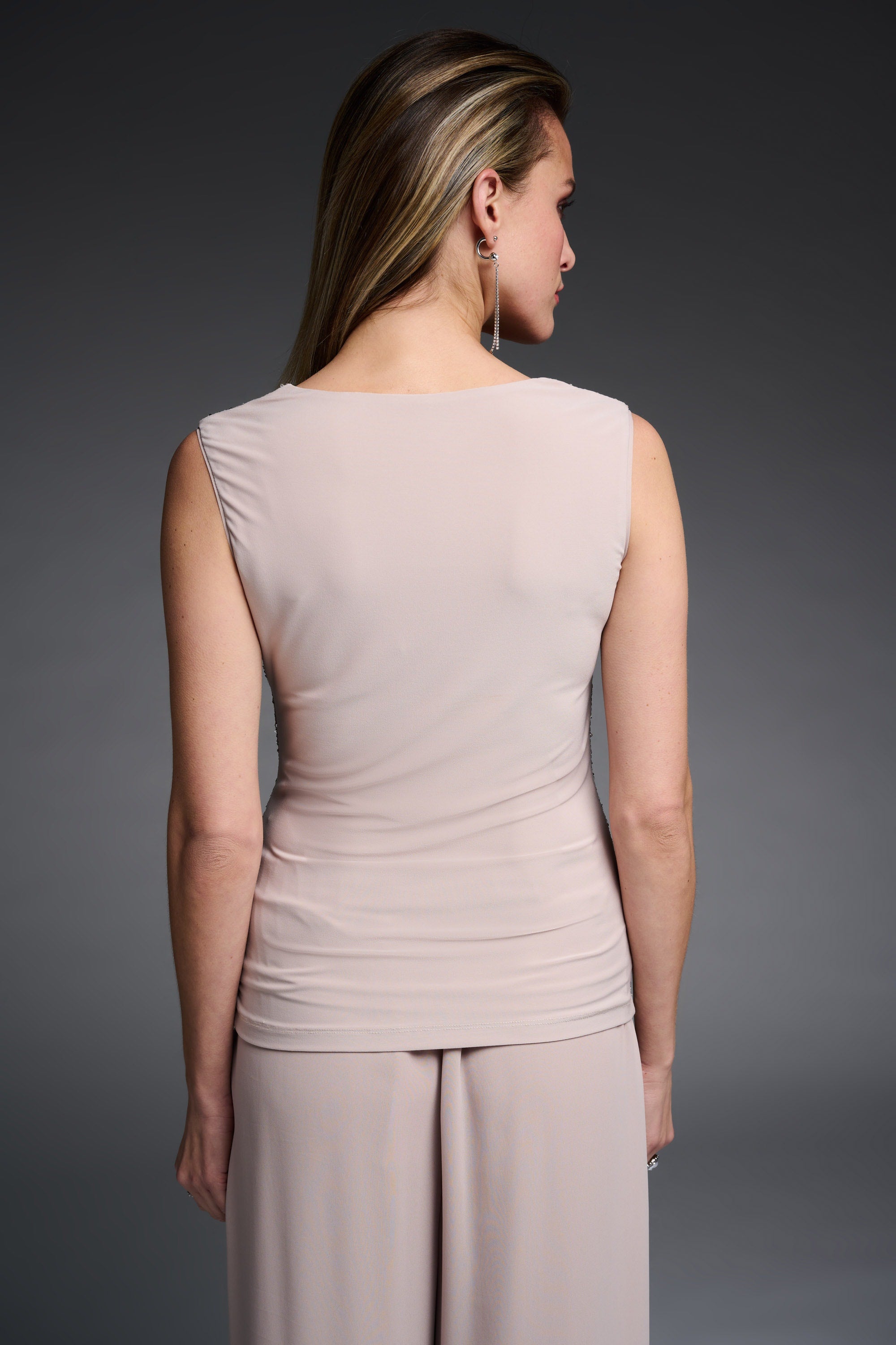 Magnifique camisole a Payette...parfait pour les soirées chics, noces ou même pour vos partys! peux se porter autant avec un pantalon chic, un palazzo ou un jeans..Signé Joseph Ribkoff