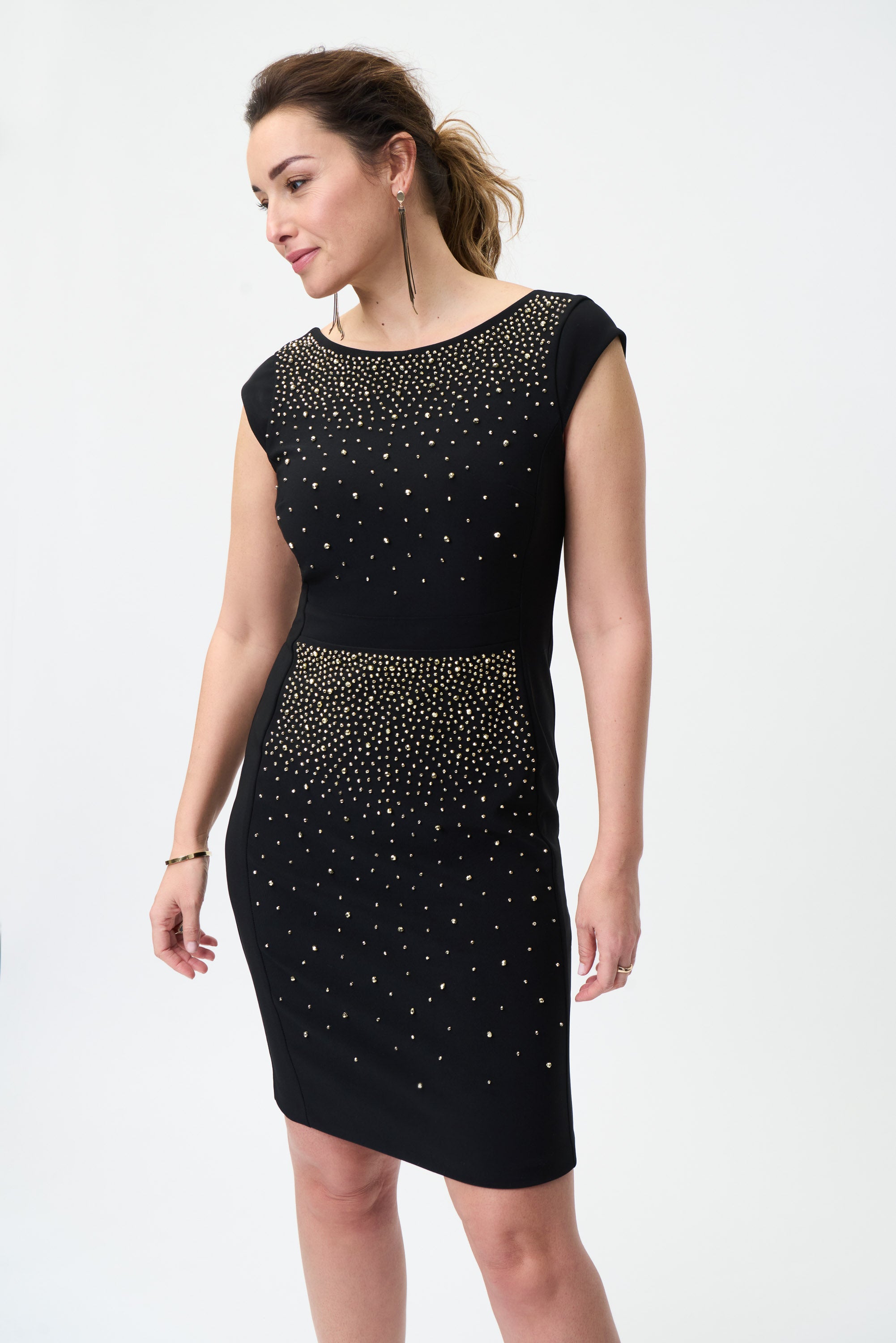 Magnifique robe pour les belles occasions !! Parsemer de perle doré, décolleter dans le dos, longueur parfaite au-dessus du genoux. Vous aimerez son confort. Se porte 4 saisons, donc pour toutes toutes les occasions!! Fait au Canada par JOSEPH RIBKOFF