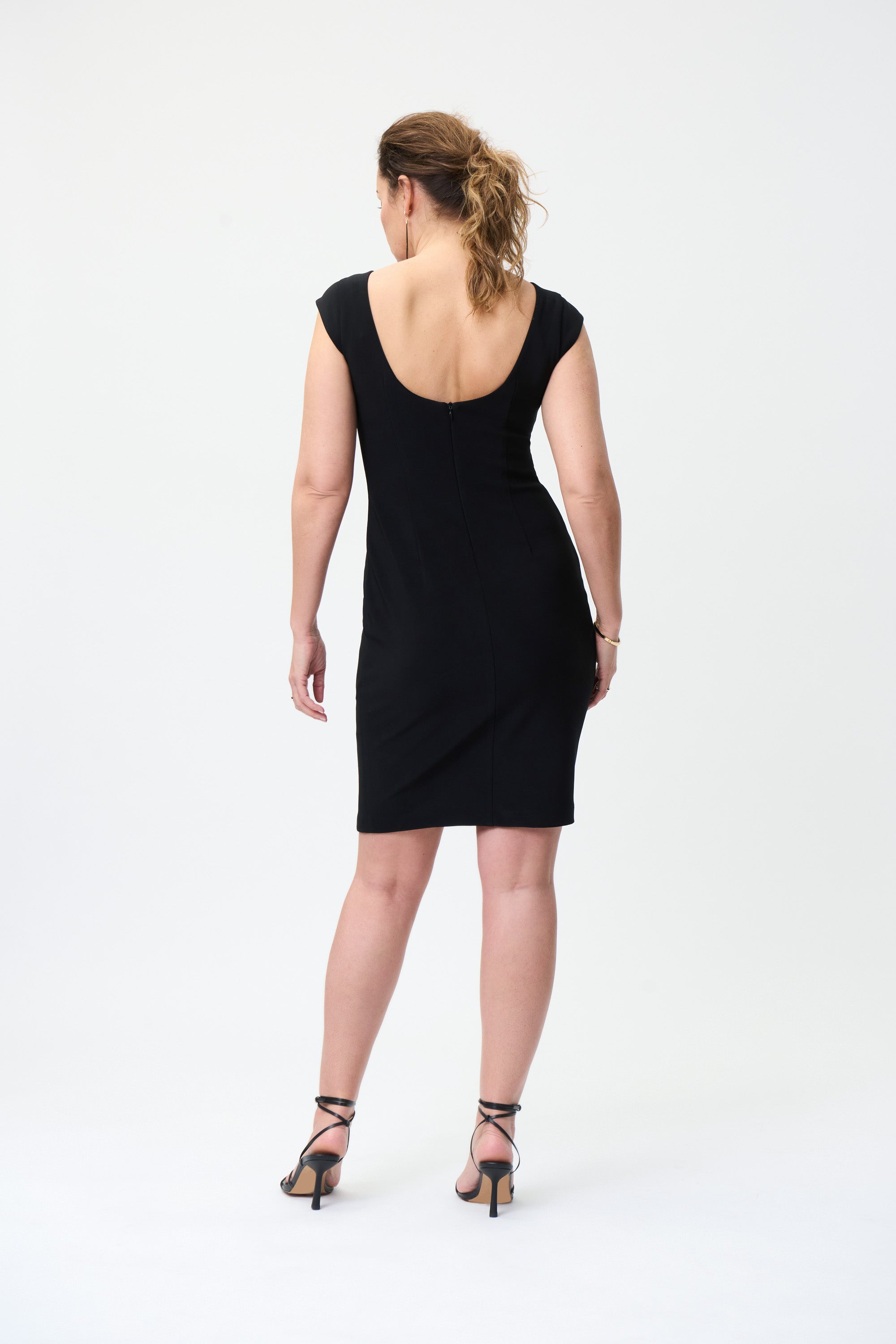 Magnifique robe pour les belles occasions !! Parsemer de perle doré, décolleter dans le dos, longueur parfaite au-dessus du genoux. Vous aimerez son confort. Se porte 4 saisons, donc pour toutes toutes les occasions!! Fait au Canada par JOSEPH RIBKOFF