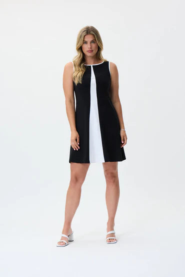 Cette robe sans manches de Joseph Ribkoff à fermeture éclair dans le dos , elle possède un imprimé blanc à l'avant . Elle sera parfaite pour les chaudes journées d’été. Fait de 95% Polyester, 5% Spandex.