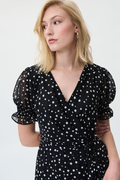 Jolie robe semi-transparente avec de belle manche bouffante ,de Joseph Ribkoff. Cette robe possède un col v et une coupe facile à porter