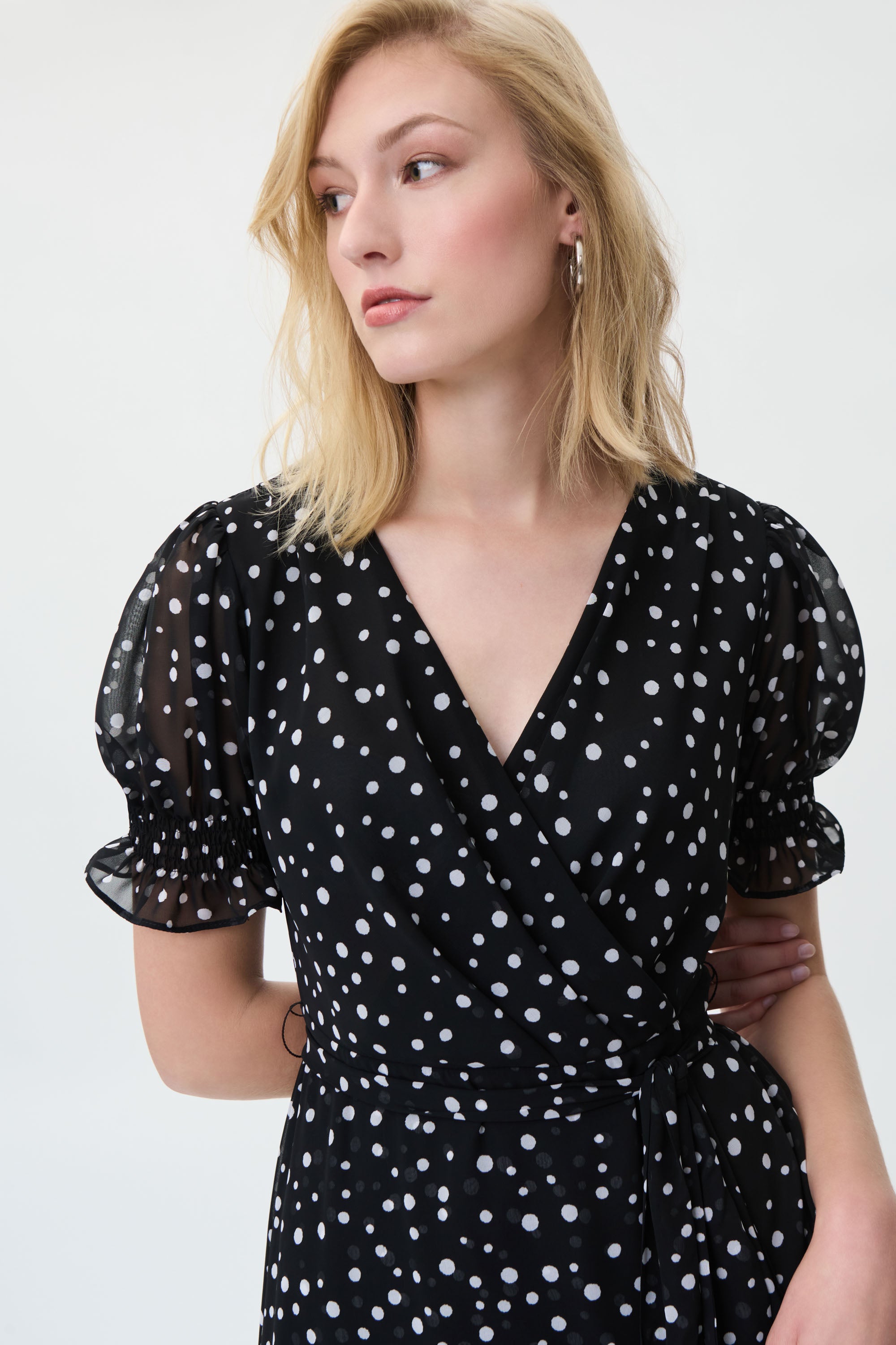 Jolie robe semi-transparente avec de belle manche bouffante ,de Joseph Ribkoff. Cette robe possède un col v et une coupe facile à porter