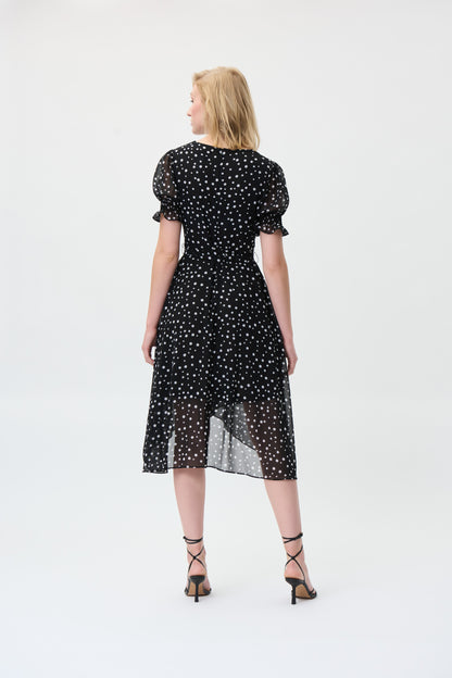 Jolie robe semi-transparente avec de belle manche bouffante ,de Joseph Ribkoff. Cette robe possède un col v et une coupe facile à porter