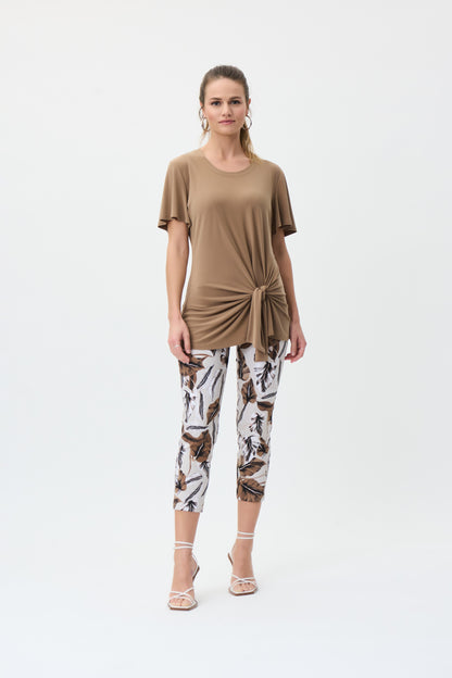 Ce pantacourt de style capri de Joseph Ribkoff a un imprimé à feuilles. La coupe sans coutures vous donnera beaucoup de confort et de maintien. .