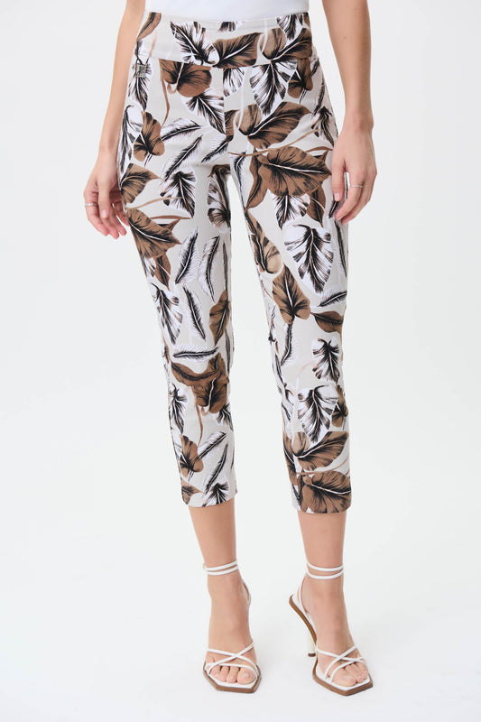 Ce pantacourt de style capri de Joseph Ribkoff a un imprimé à feuilles. La coupe sans coutures vous donnera beaucoup de confort et de maintien. .