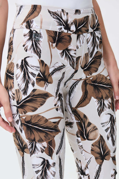Ce pantacourt de style capri de Joseph Ribkoff a un imprimé à feuilles. La coupe sans coutures vous donnera beaucoup de confort et de maintien. .