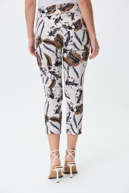 Ce pantacourt de style capri de Joseph Ribkoff a un imprimé à feuilles. La coupe sans coutures vous donnera beaucoup de confort et de maintien. .