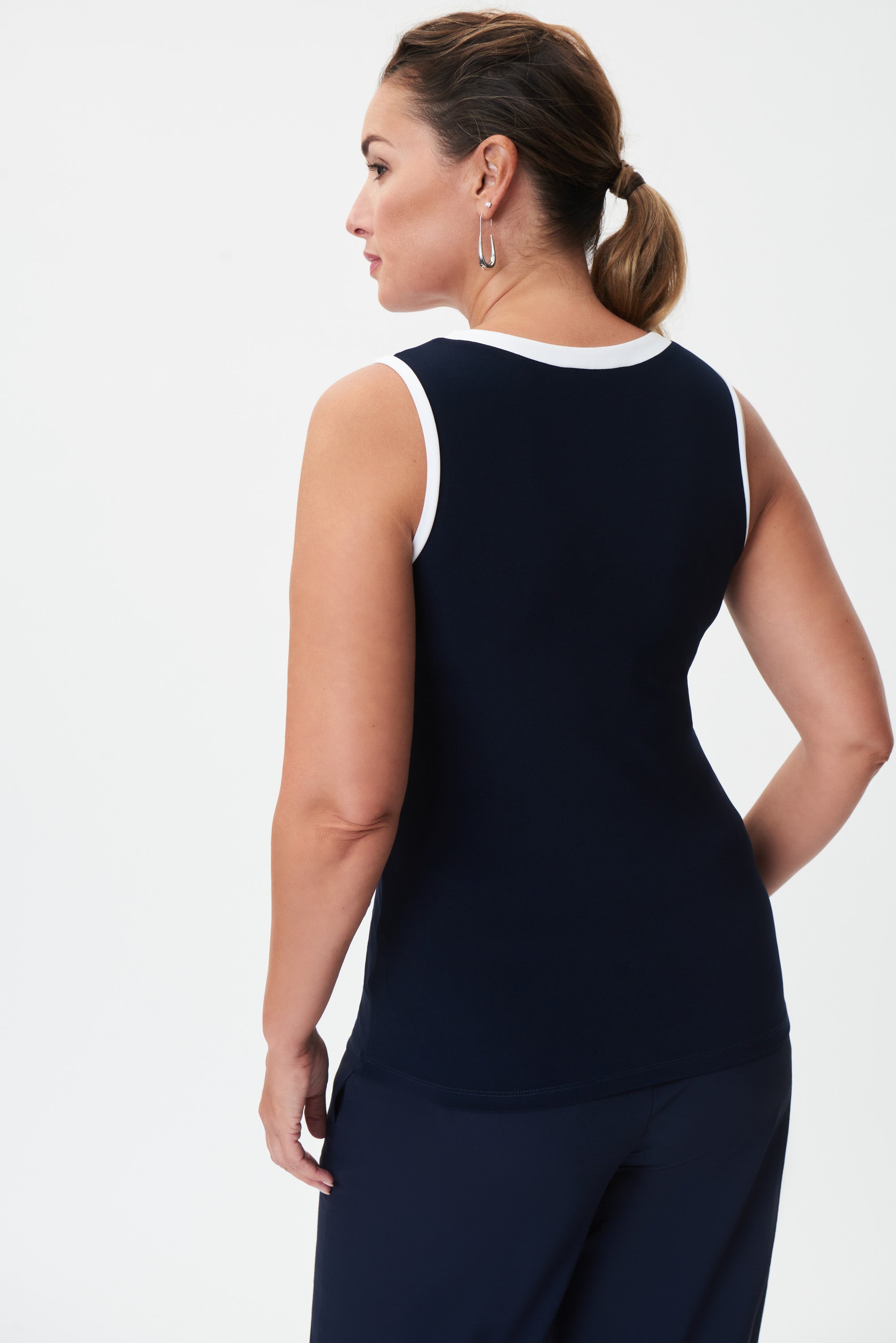 Haut pour femme style camisole de Joseph Ribkoff  , avec un col V, doté de petits boutons décoratifs, se démarque par la simplicité et la légèreté , il s'agencera facilement avec vos pantalons ou vos jupes. fait de 95% Polyester, 5% Spandex