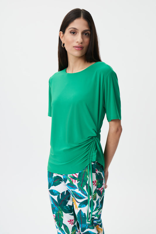 Chandail de Joseph Ribkoff de la collection « Tropicana ». Ce haut léger possède des manches courtes et un col rond. Le petit détail sur le côté fait la différance. Fait de 96% Polyester, 4% Spandex