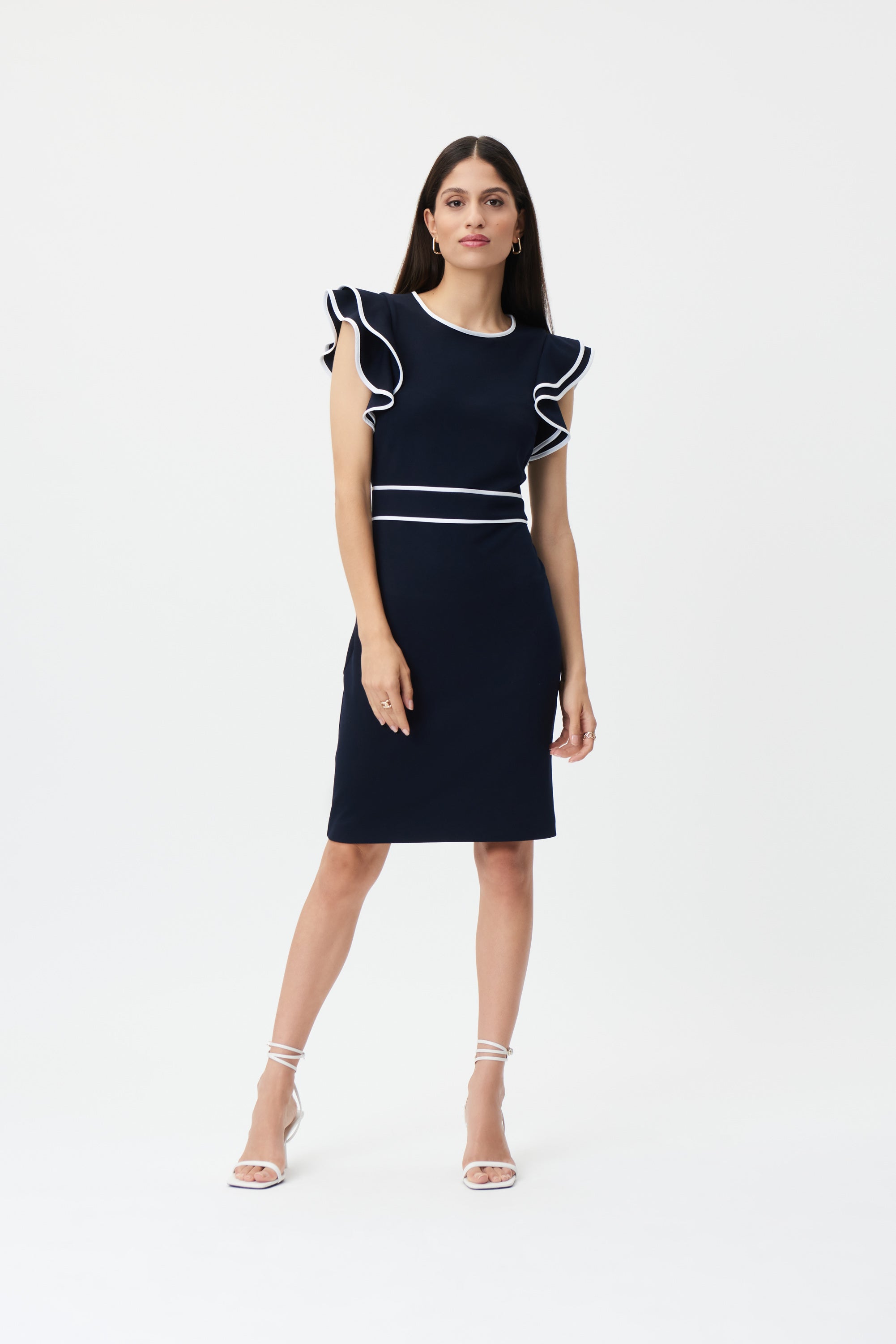 Robe de Joseph Ribkoff au look élégant, avec des manches à volants et une ceinture qui inspire le luxe. Une robe a un col rond et coupe courte elle transmet une belle silhouette féminine.