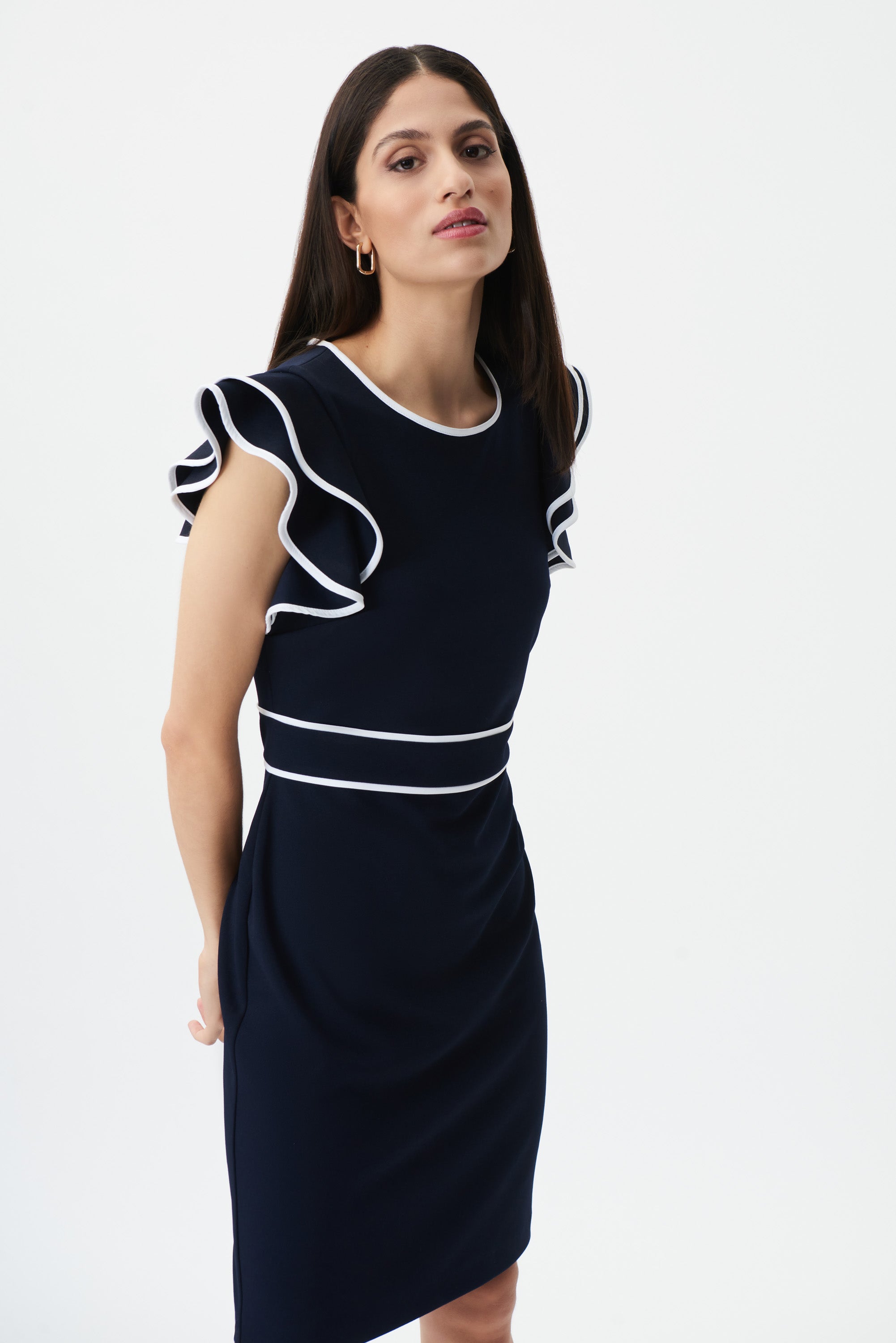 Robe de Joseph Ribkoff au look élégant, avec des manches à volants et une ceinture qui inspire le luxe. Une robe a un col rond et coupe courte elle transmet une belle silhouette féminine.