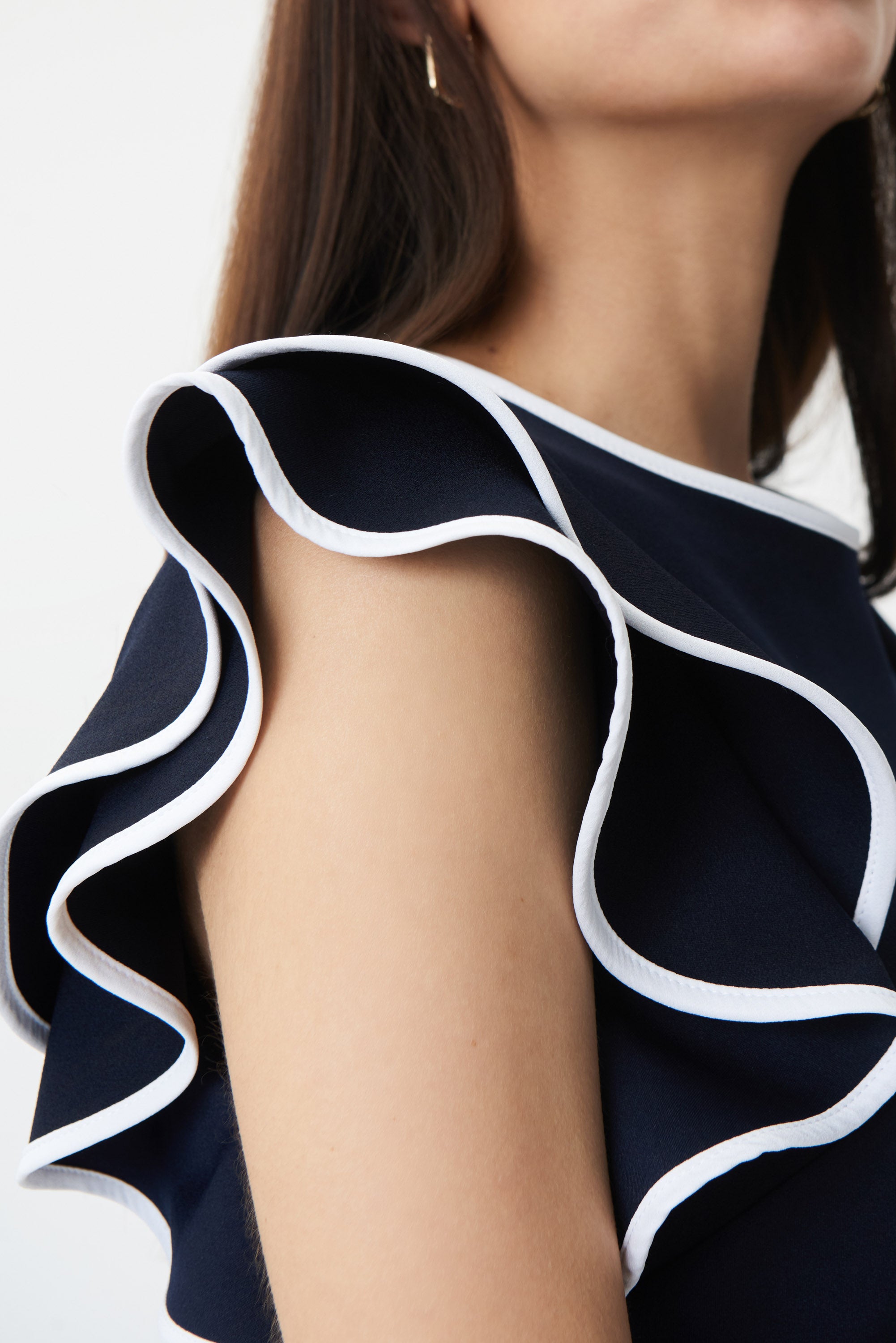Robe de Joseph Ribkoff au look élégant, avec des manches à volants et une ceinture qui inspire le luxe. Une robe a un col rond et coupe courte elle transmet une belle silhouette féminine.