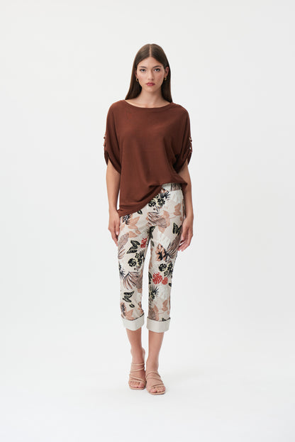 Pantalon original style capri de Joseph Ribkoff imprimé floral et bas avec ourlet léger.