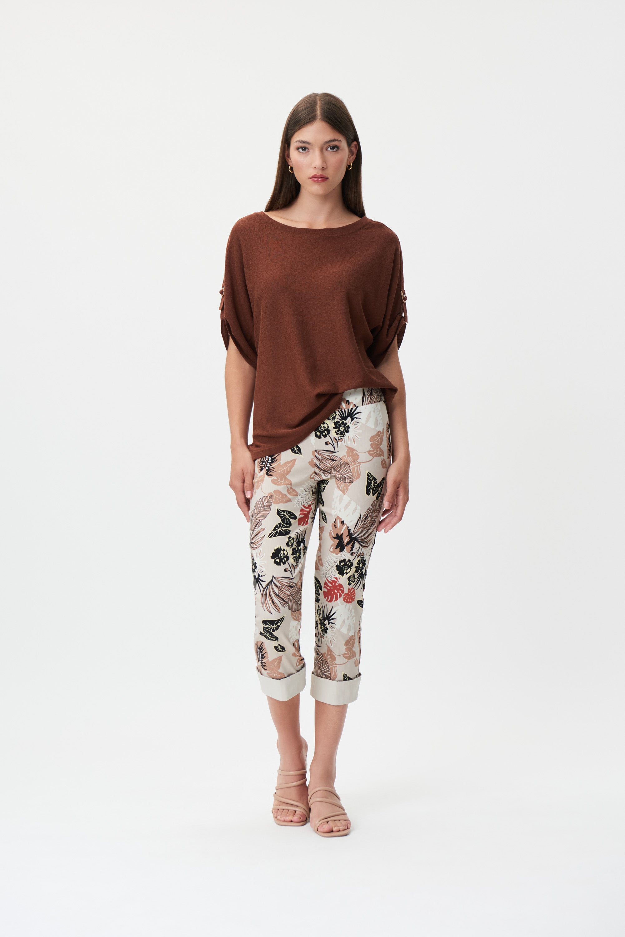 Pantalon original style capri de Joseph Ribkoff imprimé floral et bas avec ourlet léger.