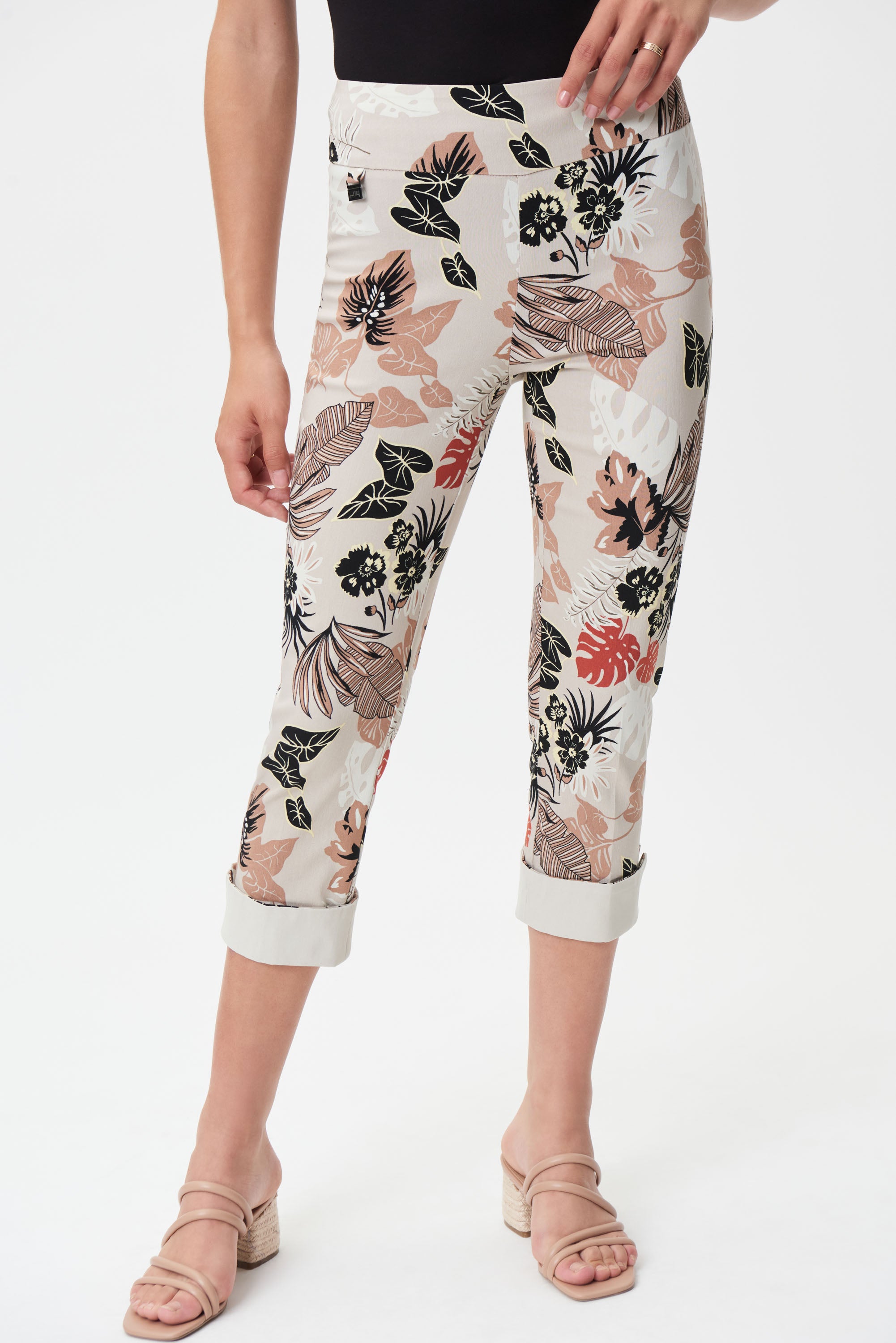 Pantalon original style capri de Joseph Ribkoff imprimé floral et bas avec ourlet léger.