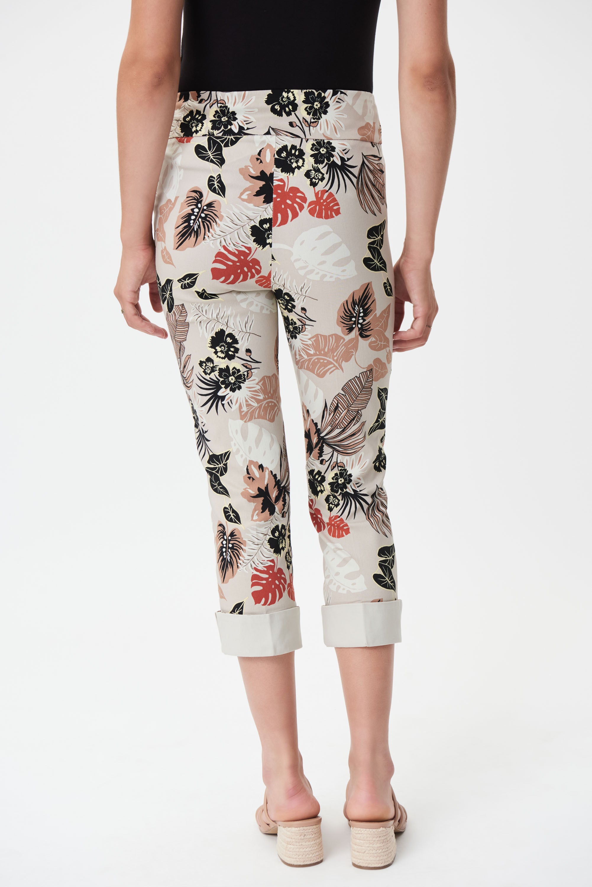 Pantalon original style capri de Joseph Ribkoff imprimé floral et bas avec ourlet léger.