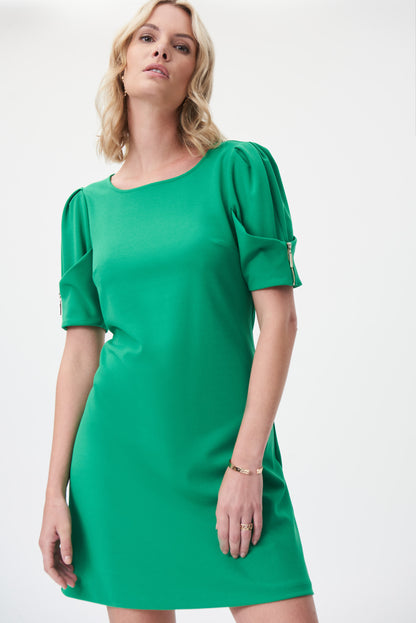 Robe courte et légère pour femme de Joseph Ribkoff, de couleurs verte. Avec des manches courtes légèrement bouffantes et un col bateau, sans poches ni fermeture éclaire, Fait de 95% Polyester, 5% Spandex