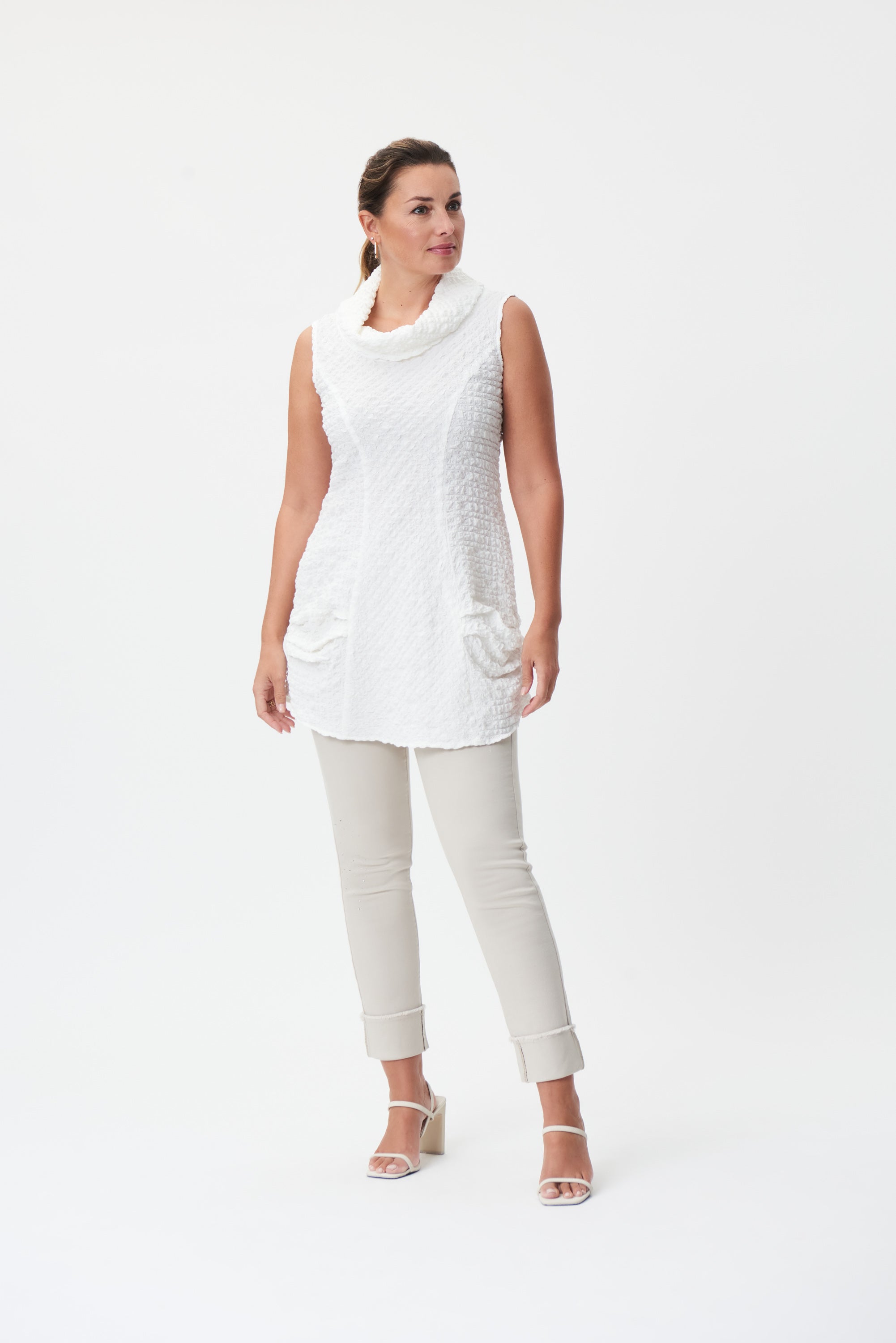 Tunique pour femme de Joseph Ribkoff avec col roulé sans poche ni fermeture éclaire.  facile à agencer avec tous vos pantalons préférés. Fait de 50% Viscose Rayon, 47% Polyester, 3% Spandex