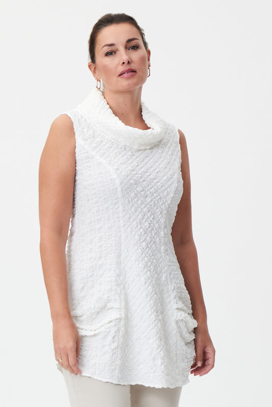 Tunique pour femme de Joseph Ribkoff avec col roulé sans poche ni fermeture éclaire.  facile à agencer avec tous vos pantalons préférés. Fait de 50% Viscose Rayon, 47% Polyester, 3% Spandex
